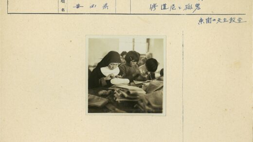 修女与众人专注手工制作.jpg