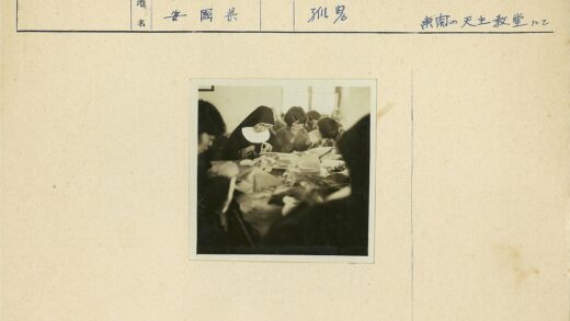 修女与同事专注工作.jpg