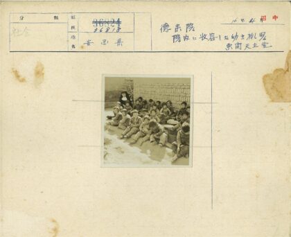 修女与孩子们在户外活动.jpg