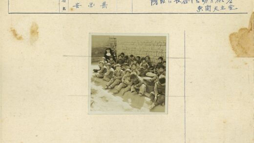 修女与孩子们在户外活动.jpg