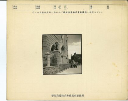 修女漫步拱门建筑旁.jpg