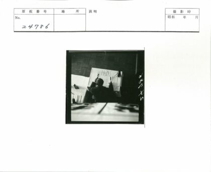 俯拍书桌写作阅读场景.jpg