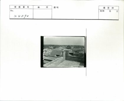 俯瞰传统建筑群与石墙景观.jpg