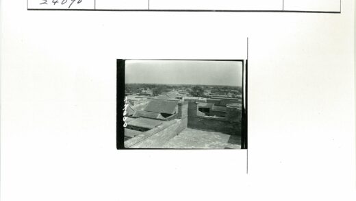 俯瞰传统建筑群与石墙景观.jpg