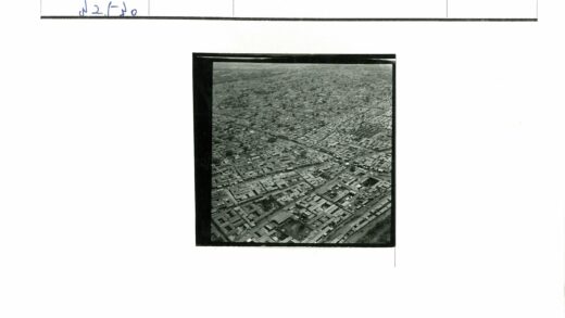 俯瞰城市建筑群与街道景观.jpg