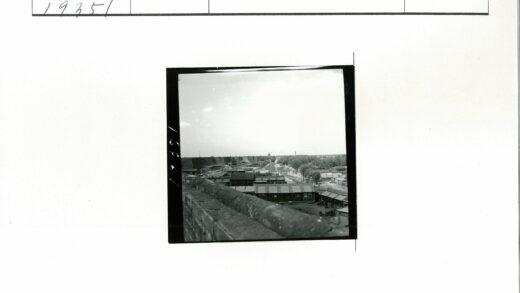 俯瞰城镇建筑与水塔远景.jpg