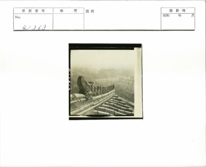 俯瞰树影环绕的装饰雕像建筑.jpg