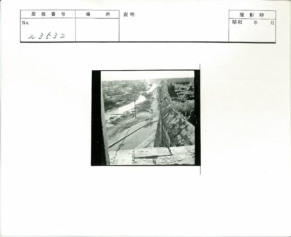 俯瞰河畔小路与城镇全景.jpg