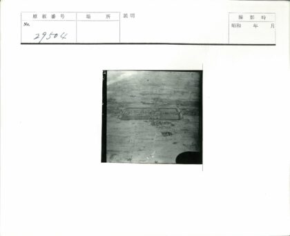 俯瞰矩形水体与稀疏城市景观.jpg