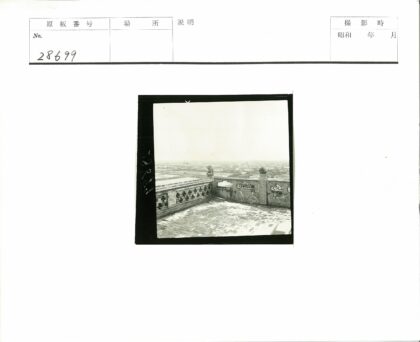 俯瞰砖石平台与远建筑景观.jpg