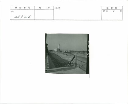 俯瞰街道高楼与火车车厢远景.jpg
