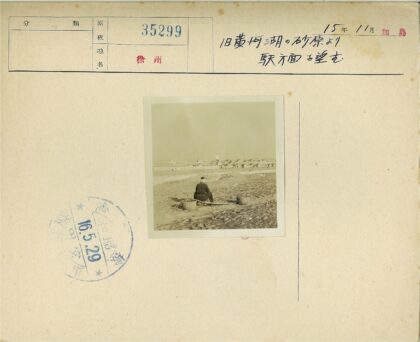 俯瞰贫瘠村庄篮边人.jpg