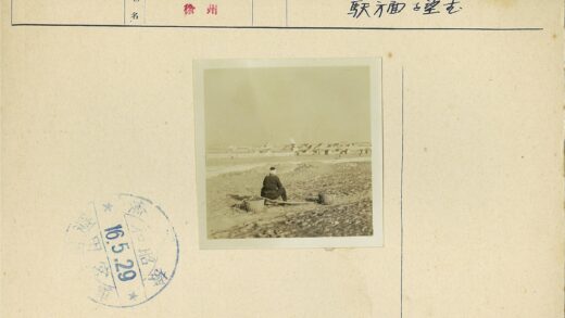 俯瞰贫瘠村庄篮边人.jpg
