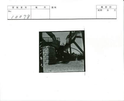 倒塌金属结构与石柱废墟.jpg