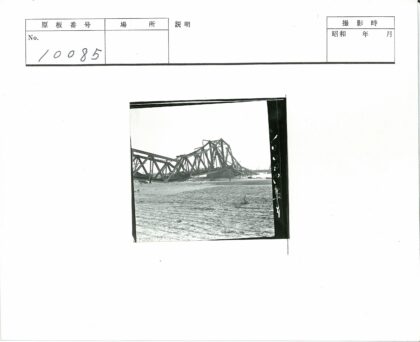 倒塌钢桥与沙岸行人背景桥梁.jpg
