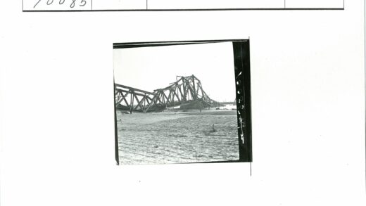 倒塌钢桥与沙岸行人背景桥梁.jpg