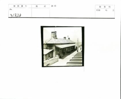 倾斜屋顶小塔建筑人群街景.jpg