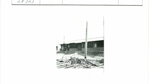倾斜屋顶建筑与散落建材.jpg