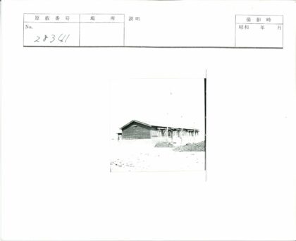 倾斜木屋与泥土地景.jpg