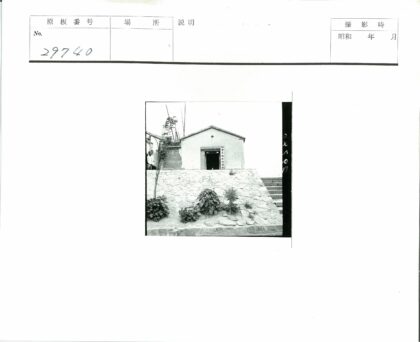 倾斜石屋顶建筑入口横幅两人前景.jpg