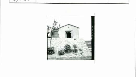 倾斜石屋顶建筑入口横幅两人前景.jpg