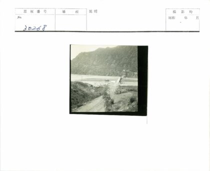 偏远山路跨河桥与山脉风光.jpg
