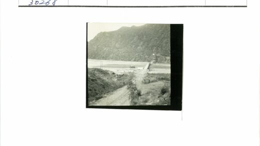 偏远山路跨河桥与山脉风光.jpg
