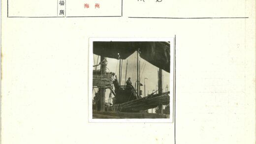 停泊船只桅杆绳索环绕.jpg