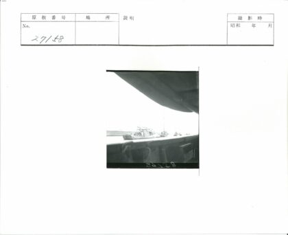 停车场车辆阴影黑白照.jpg