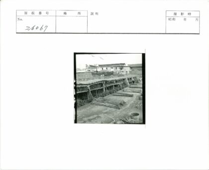储藏区茅草屋与原木堆放场景.jpg