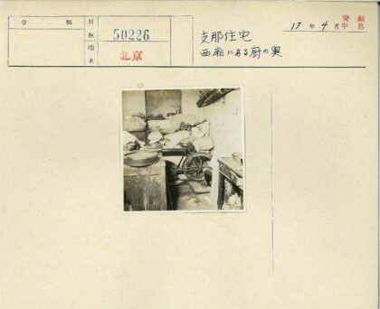 储藏室杂物堆放实景.jpg