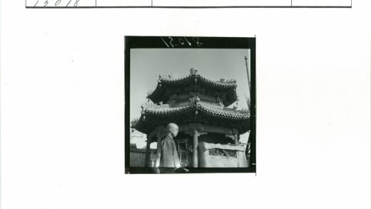僧人立于华丽宝塔前.jpg