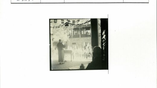 僧人讲经高台旗帜建筑背景.jpg