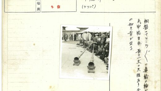 僧侣与大型管乐器的户外集会.jpg