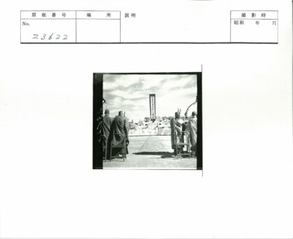 僧侣鲜花展示室外庆典.jpg