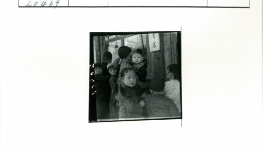 儿童与家长在木制店铺旁合影.jpg