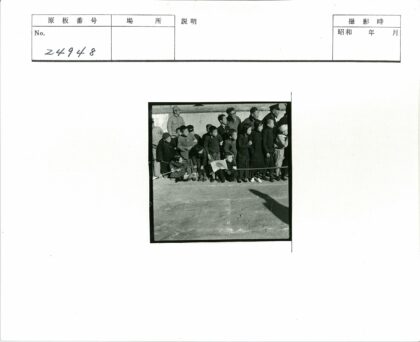 儿童与成人在户外举旗活动.jpg