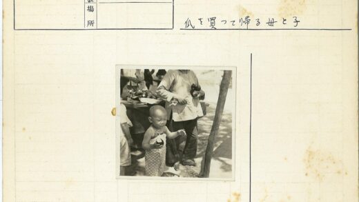 儿童与成人在木屋旁互动.jpg
