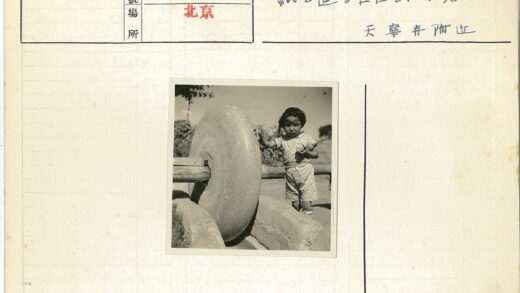 儿童与石轮洋娃娃自然景.jpg