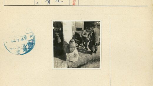 儿童与石雕脸户外活动.jpg