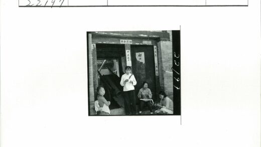 儿童与砖墙汉字建筑合影.jpg