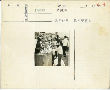 儿童与纺纱摊贩互动市场场景.jpg