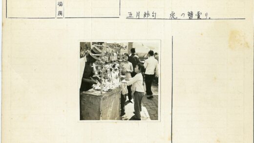 儿童与纺纱摊贩互动市场场景.jpg