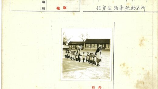 儿童与老师沙地排队行走.jpg