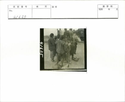 儿童与蒸汽机车户外合影.jpg