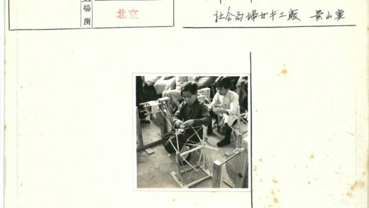 儿童专注玩木制纺车.jpg