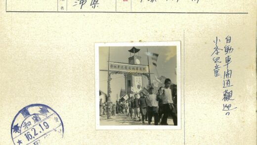 儿童举旗钟楼前游行.jpg