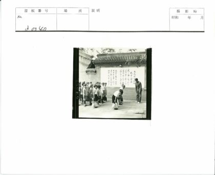 儿童书法墙前排队.jpg