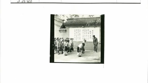 儿童书法墙前排队.jpg