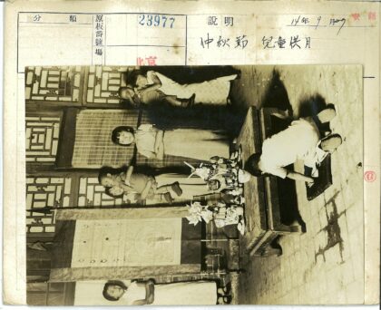 儿童围坐彩桌欢乐时光.jpg
